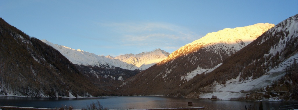 Lago di Vernago panoramica 1024x378.jpg