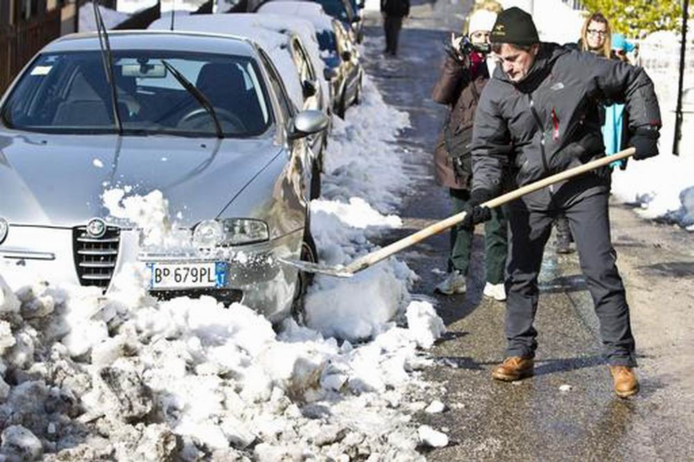 Alemanno-spala-la-neve-Photo-courtesy-Rainews24_it_.jpg